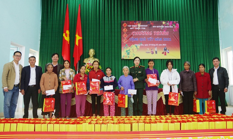 Báo Quân đội nhân dân và Tập đoàn Vingroup trao quà Tết tặng người nghèo tỉnh Thừa Thiên-Huế và tỉnh Nam Định